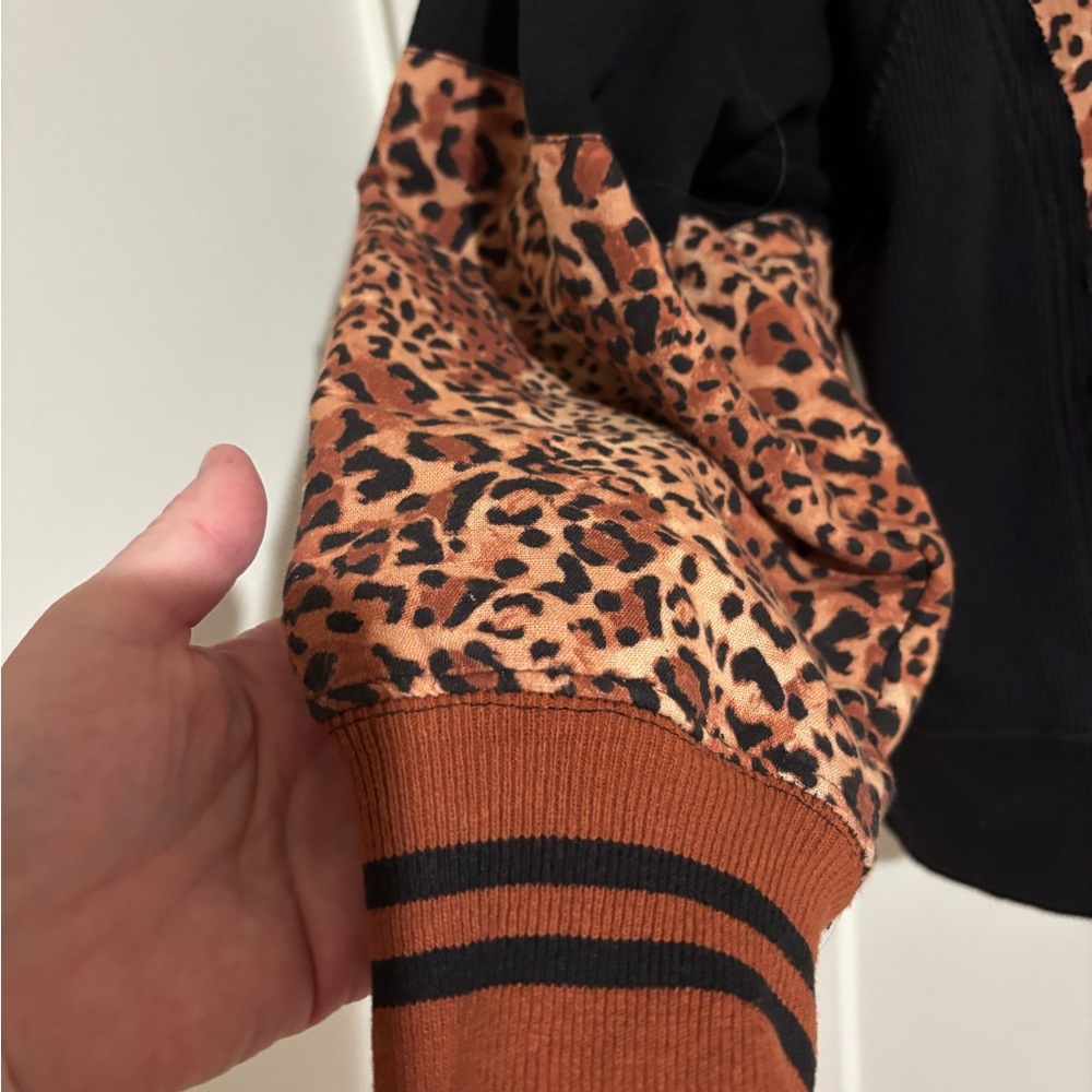 Leopard Print V-Neck Sweater - Picture 5 of 6
